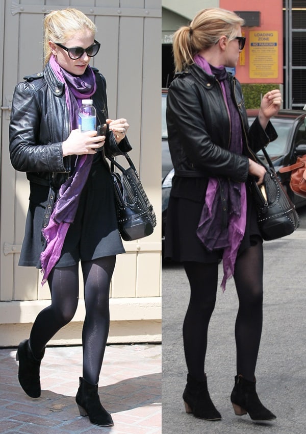 Anna Paquin wearing a gorgeous two-tone scarf