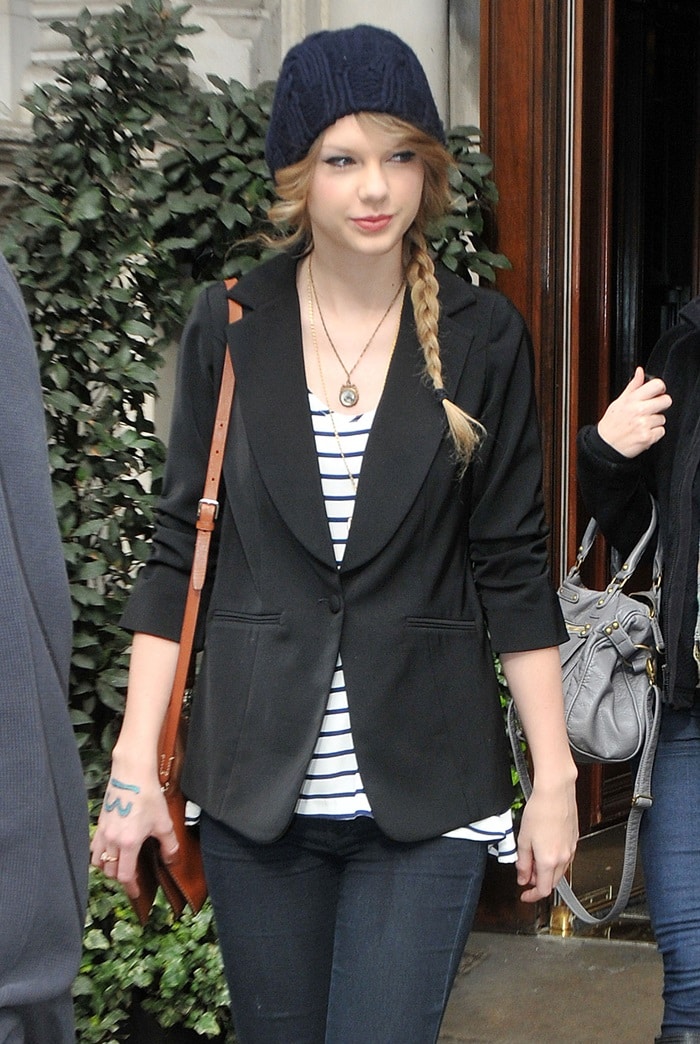 Taylor Swift goes shopping for antiques at Portobello Road Market in London on March 22, 2011