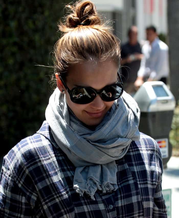 Jessica Alba shows off her baby bump while exiting Barneys New York in Beverly Hills on April 26, 2011