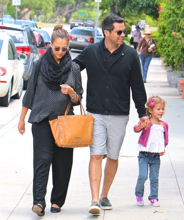 Jessica Alba, Cash Warren, and daughter Honor go for lunch in Brenwood on May 29, 2011