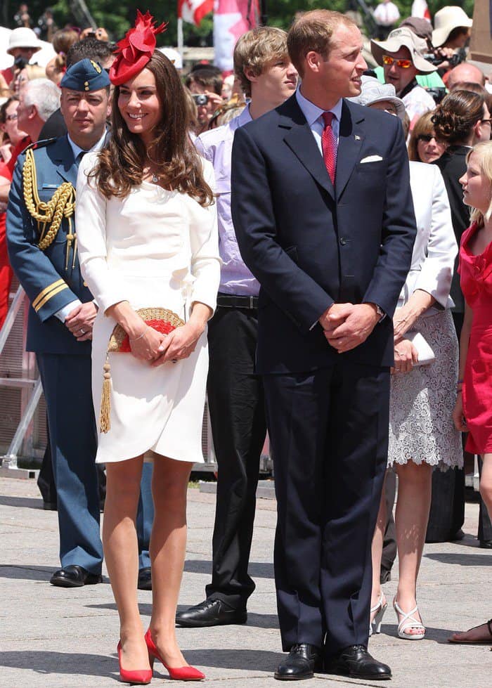 Kate Middleton wowed everyone at the Canadian Museum when she arrived in a lovely white wrap dress with red accessories to match
