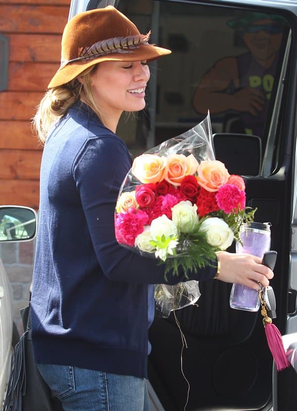 Pregnant Hilary Duff receives flowers from a paparazzo on her birthday in Los Angeles on September 28, 2011