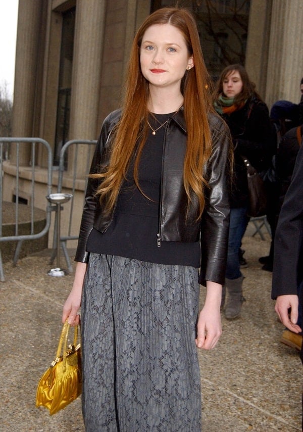 Bonnie Wright's yellow bag was the perfect accent to her black and grey ensemble