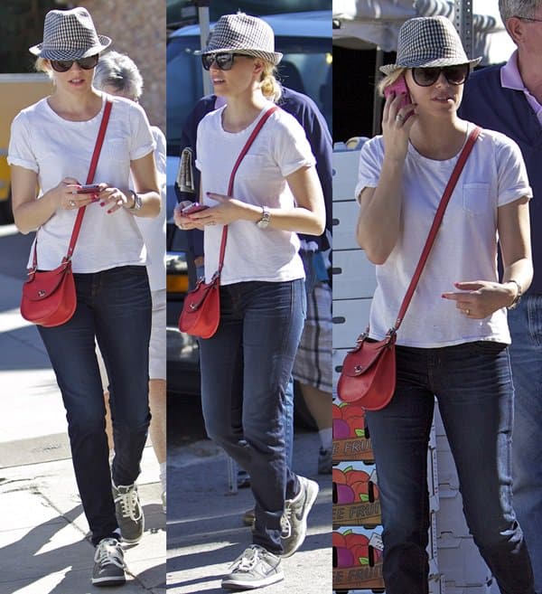 Elizabeth Banks looked relaxed in a white T-shirt paired with jeans and sneakers