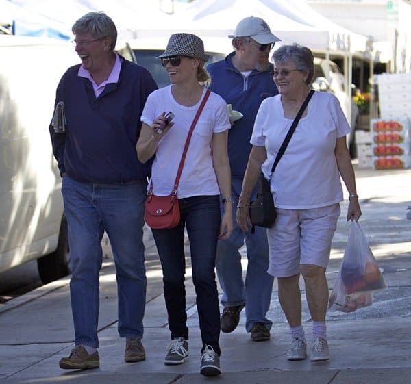 Elizabeth Banks was joined by her parents Ann (née Wallace) and Mark P. Mitchell while shopping for some fresh produce