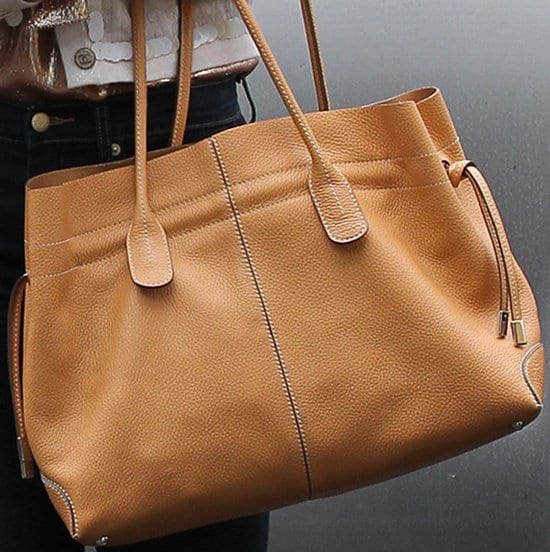 Katherine Heigl's camel-colored handbag looks like it could be from Tod's