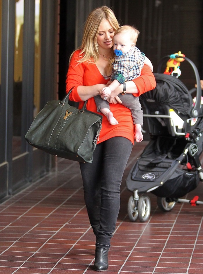 Hilary Duff carrying her son and a YSL "Cabas Chyc" leather shopper