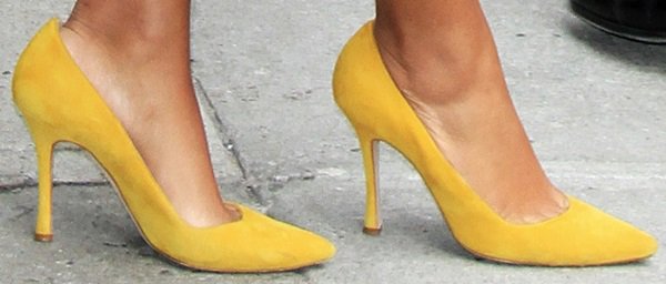 Solange Knowles shows off her feet in yellow shoes