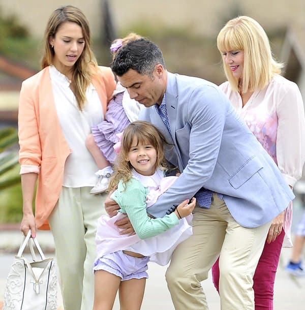 Jessica Alba, Cash Warren, and their two daughters say goodbye to family members after attending an Easter party