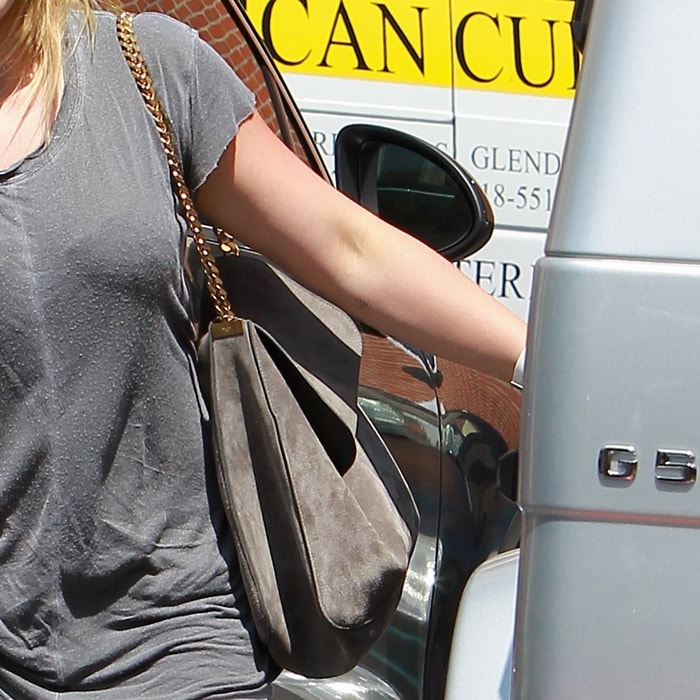 Hilary Duff's grey Celine Gourmette shoulder chain bag