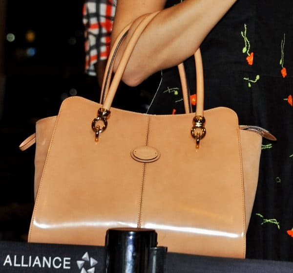 Taylor Swift chose a cream version of Tod's Sella tote so as not to overwhelm her retro-inspired little black dress