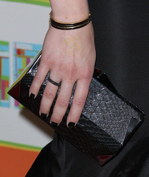 Natalie Dormer toted a black leather clutch and accessorized with Fred Leighton rings