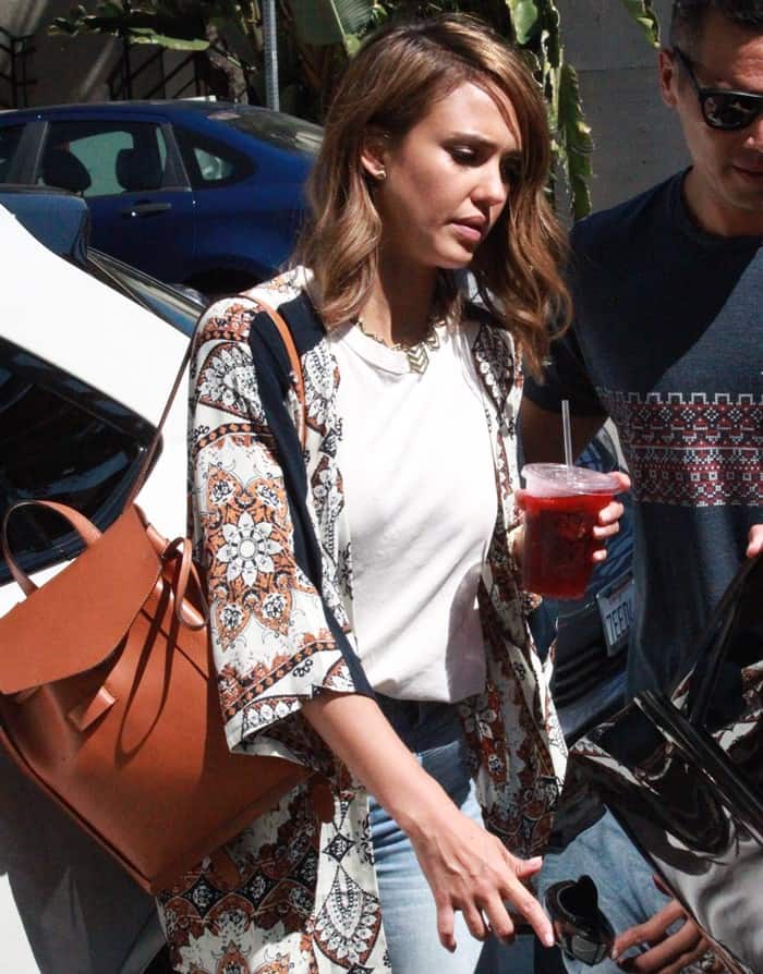 On her recent breakfast trip in West Hollywood, Jessica nailed her casual look with a simple pairing of blue bell-bottom jeans and a white shirt