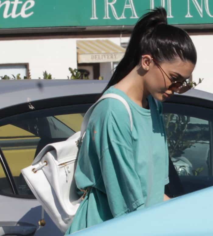 Kylie Jenner wears Elizabeth & James Watts flat lens sunglasses